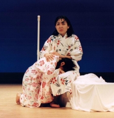 Sadako cries in hospital roommate Kiyo's lap (1999 performance)